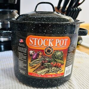Vintage NEW stock pot, 4 quart & 2 cups, black speckled granite.